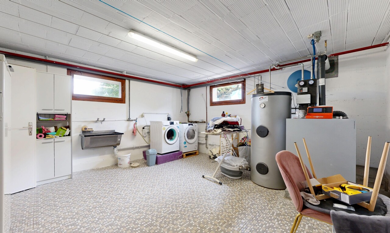 buanderie avec lumière naturelle, natural light, chauffe-eau, inside property, et lave-linge et sèche-linge séparés