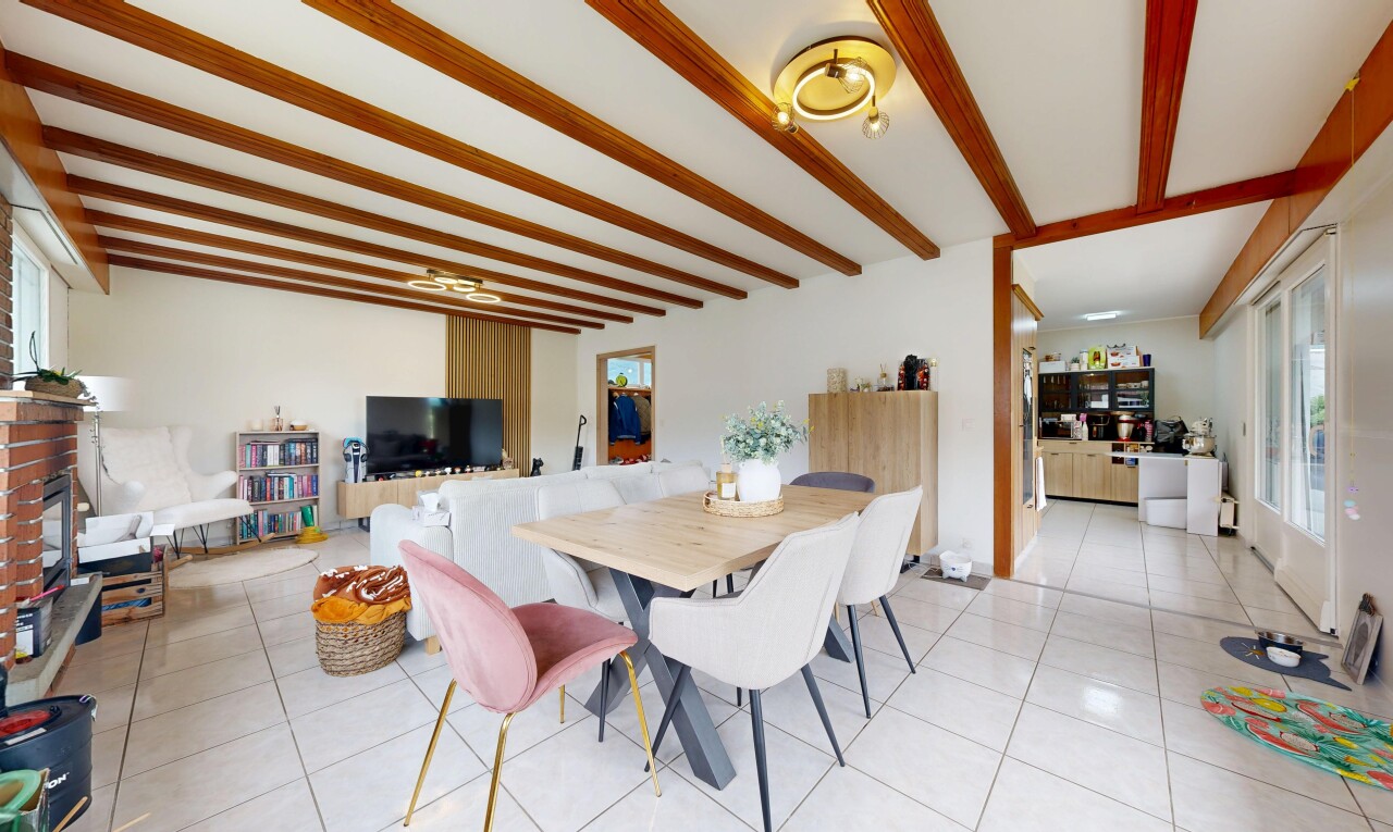 salon / salle à manger avec inside property, sol en carrelage, tile floor, cloison sèche, et drywall
