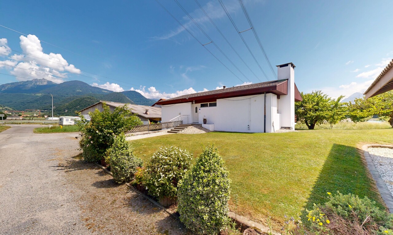 façade avec vue sur la montagne, mountain view, day time, property visible, et pelouse