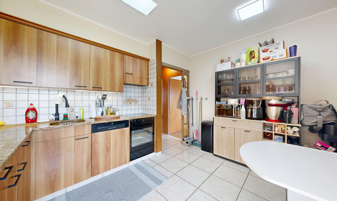 cuisine avec inside property, light floor, four, armoires marron clair, et light brown cabinets