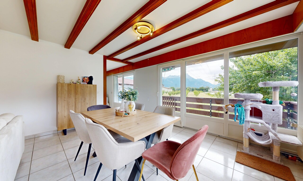salle à manger avec inside property, lumière naturelle, natural light, sol en carrelage, et tile floor