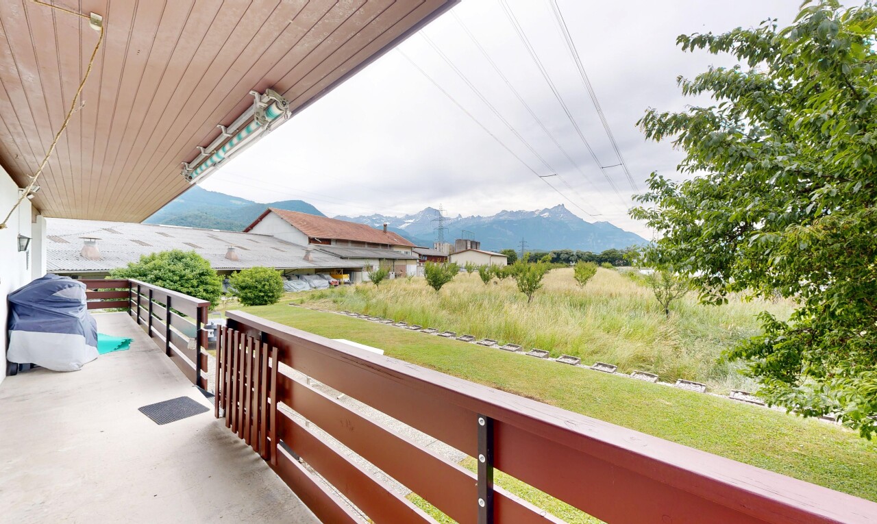 balcon avec mountain view, vue sur la montagne, from property, power lines view, et overcast