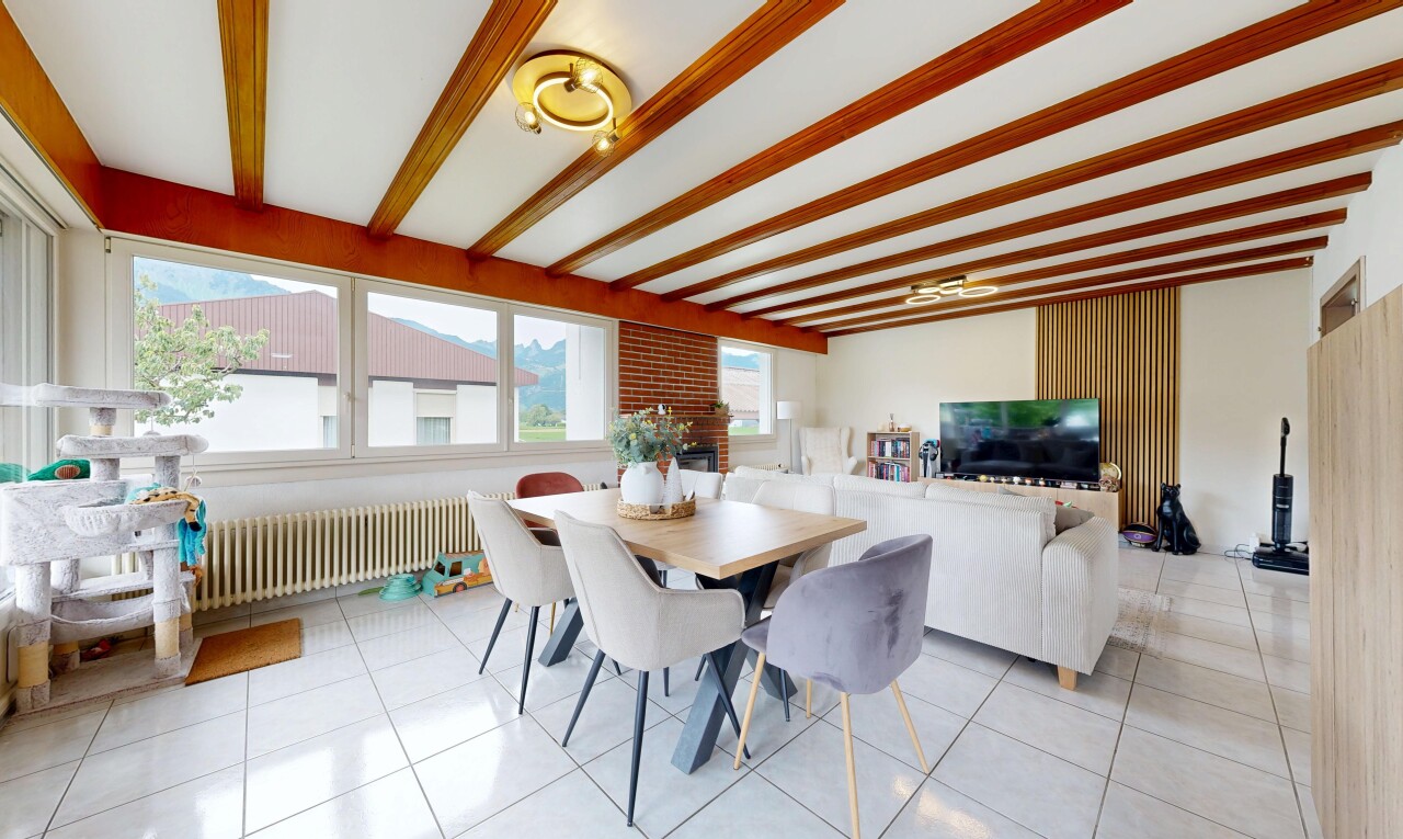 salon / salle à manger avec inside property, radiateur, plafond à poutres, beamed ceiling, et sol en carrelage
