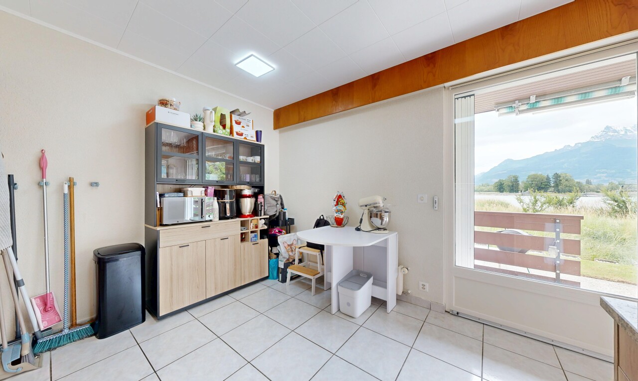 bureau avec cloison sèche, drywall, light floor, inside property, et mountain view
