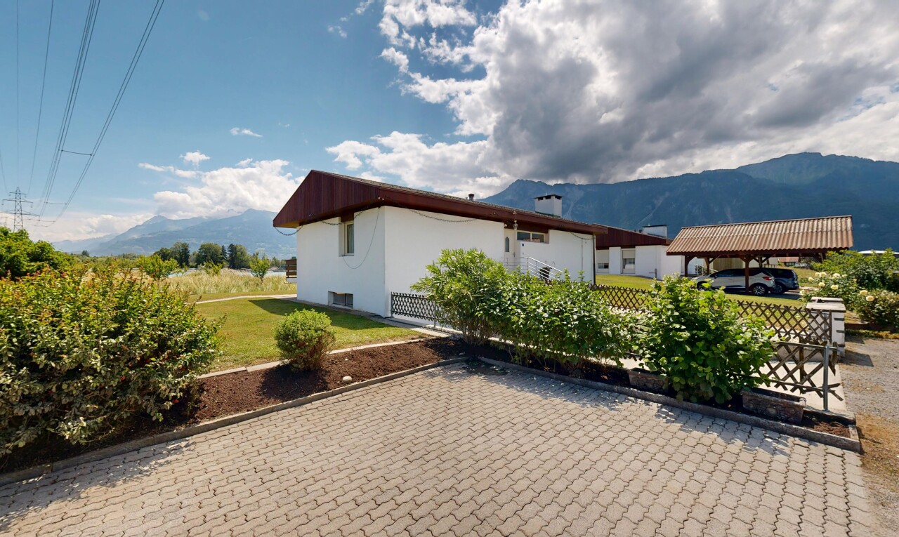 terrasse avec mountain view, vue sur la montagne, day time, pelouse, et property visible