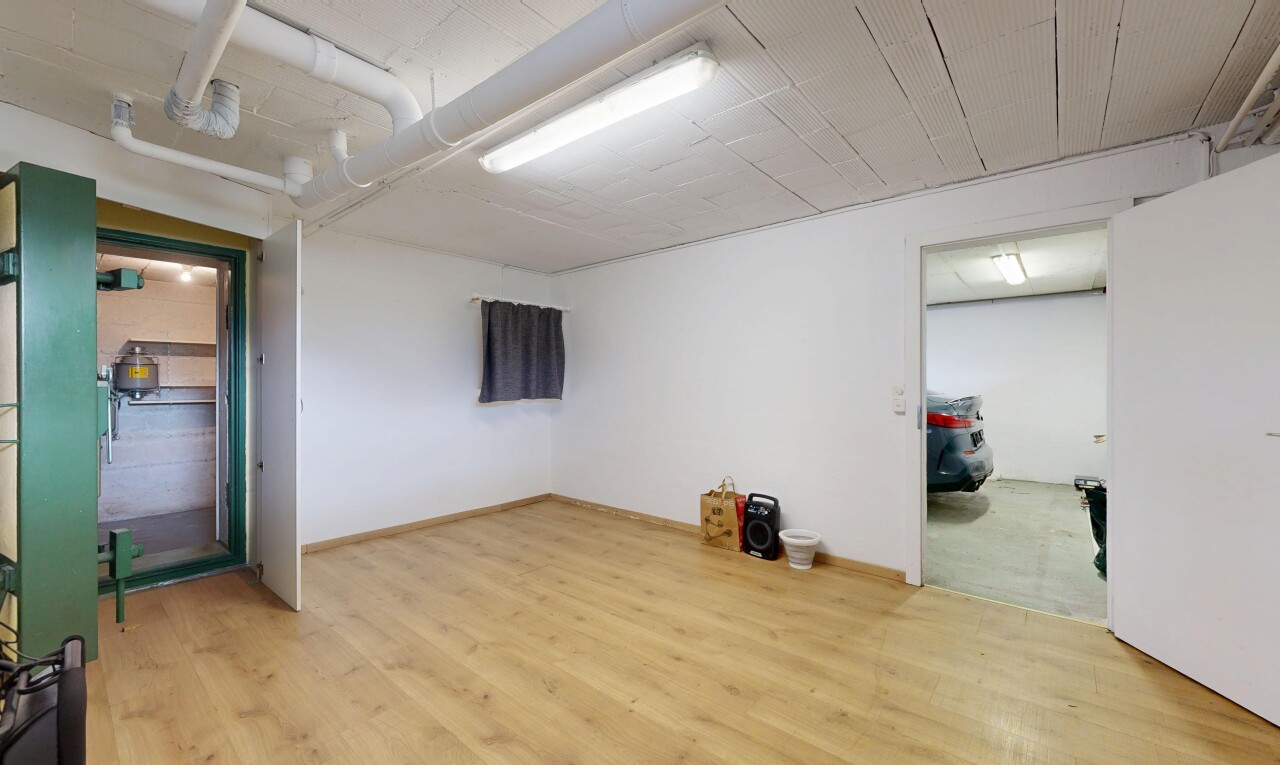 pièce vide avec sous-sol, sol en finition bois, wood finish floor, inside property, et cloison sèche
