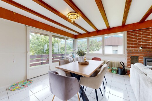 salle à manger avec sol en carrelage, tile floor, inside property, lumière naturelle, et natural light