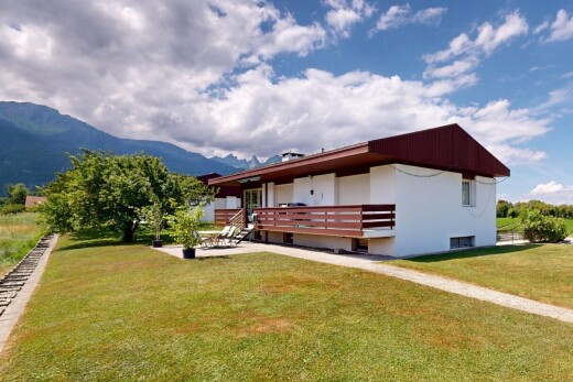 façade avec pelouse, property visible, terrasse, vue sur la montagne, et mountain view