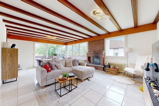 salon avec sol en carrelage, tile floor, inside property, plafond à poutres, et beamed ceiling