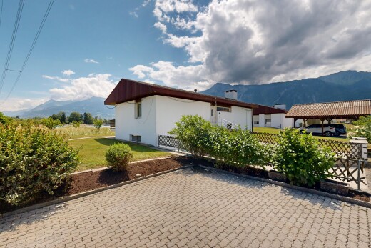 terrasse avec mountain view, vue sur la montagne, day time, pelouse, et property visible