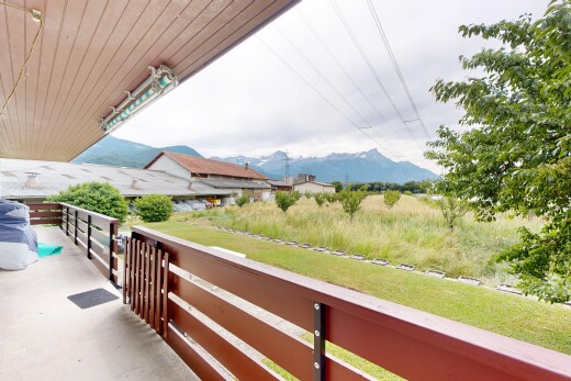 balcon avec mountain view, vue sur la montagne, from property, power lines view, et overcast