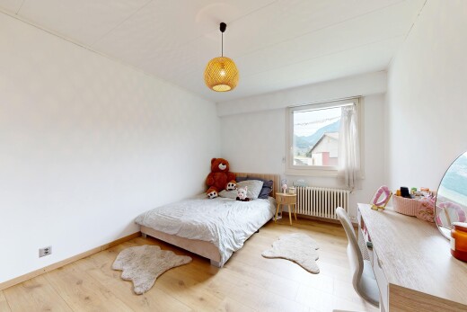 chambre avec sol en finition bois, wood finish floor, radiateur, lumière naturelle, et natural light