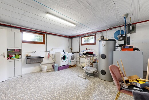 buanderie avec lumière naturelle, natural light, chauffe-eau, inside property, et lave-linge et sèche-linge séparés