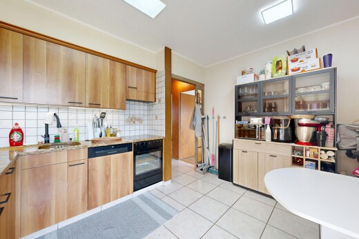cuisine avec inside property, light floor, four, armoires marron clair, et light brown cabinets