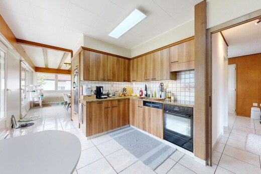 cuisine avec light countertops, light floor, four, inside property, et dosseret