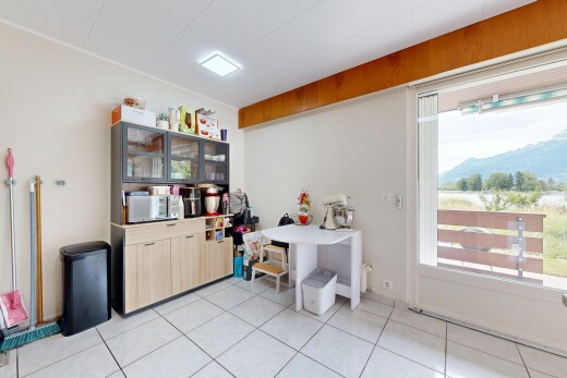 bureau avec cloison sèche, drywall, light floor, inside property, et mountain view
