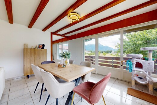 salle à manger avec inside property, lumière naturelle, natural light, sol en carrelage, et tile floor