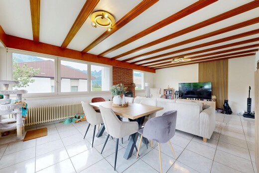 salon / salle à manger avec inside property, radiateur, plafond à poutres, beamed ceiling, et sol en carrelage