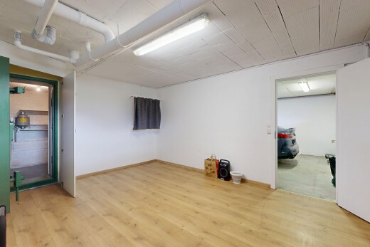 pièce vide avec sous-sol, sol en finition bois, wood finish floor, inside property, et cloison sèche