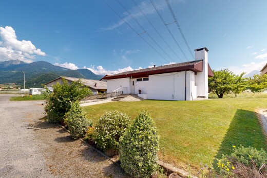 façade avec vue sur la montagne, mountain view, day time, property visible, et pelouse