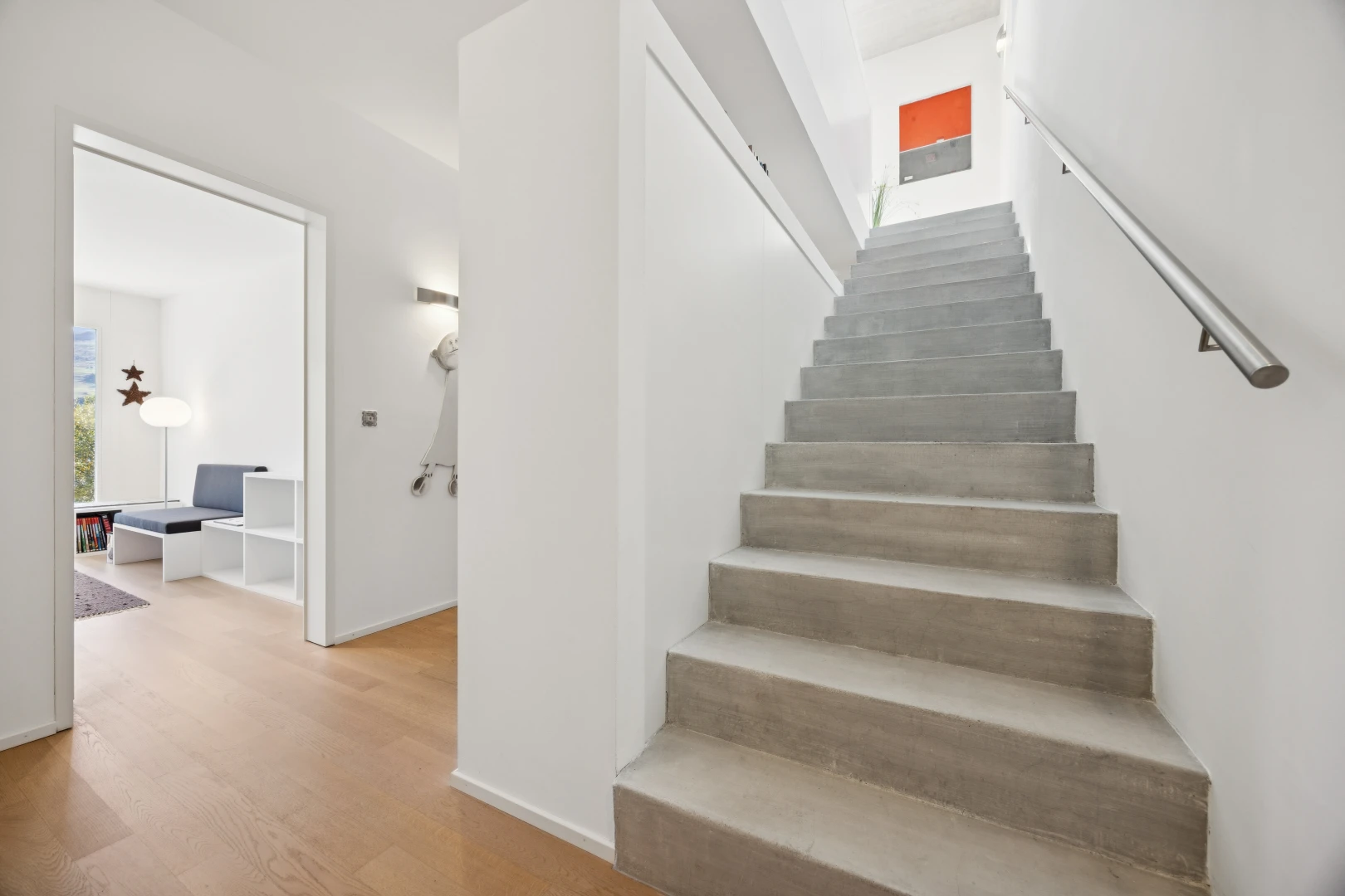 treppe mit treppen, gipskartonwand, drywall, inside property, und holzfußboden