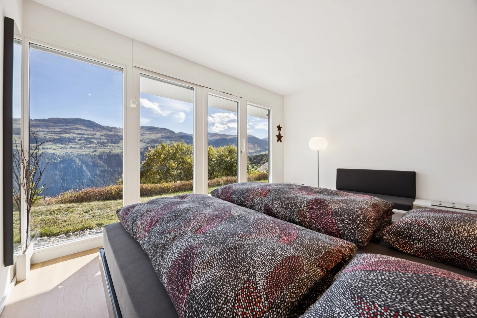 zimmer / schlafzimmer mit blick auf die berge, mountain view, day time, gipskartonwand, und drywall