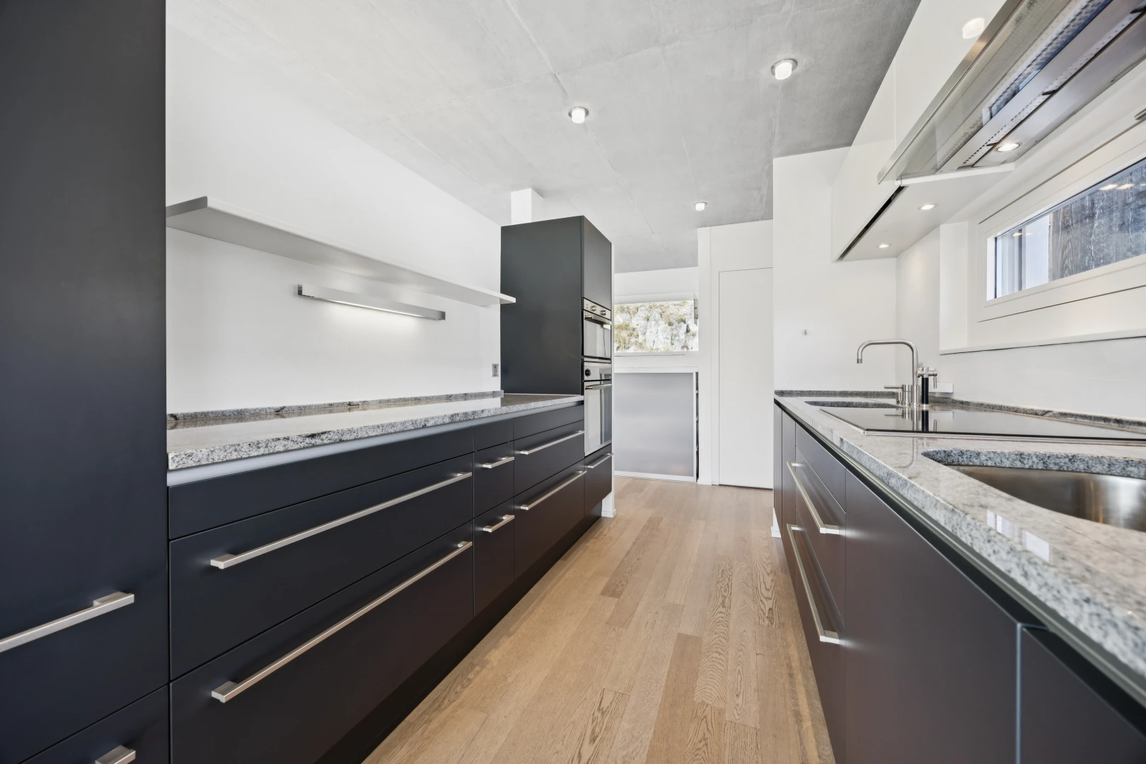 küche mit schränke mit flachen paneelen, flat panel cabinets, stein arbeitsplatten, stone countertops, und light countertops
