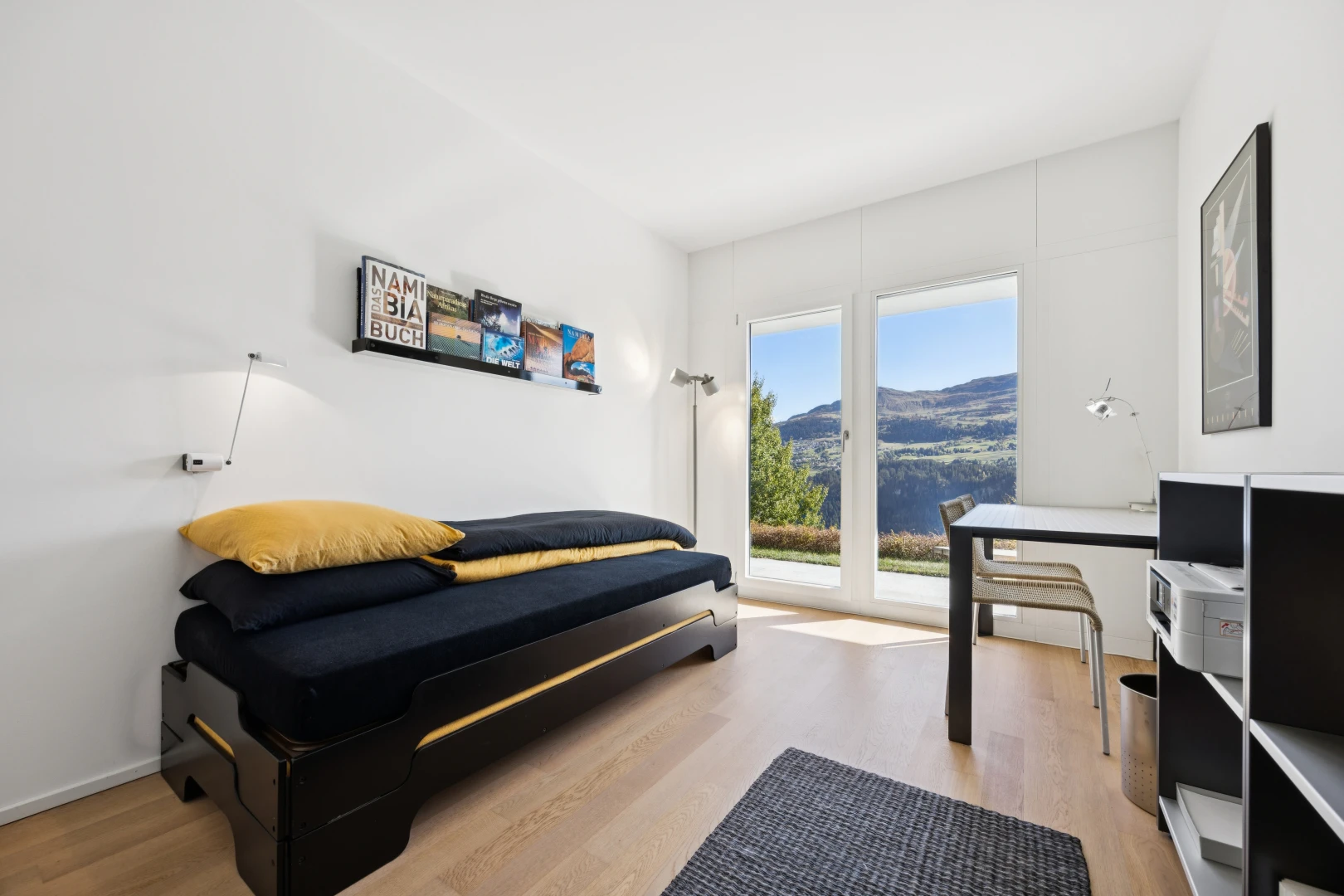 zimmer / schlafzimmer mit außenzugang, gipskartonwand, drywall, holzfußboden, und wood finish floor