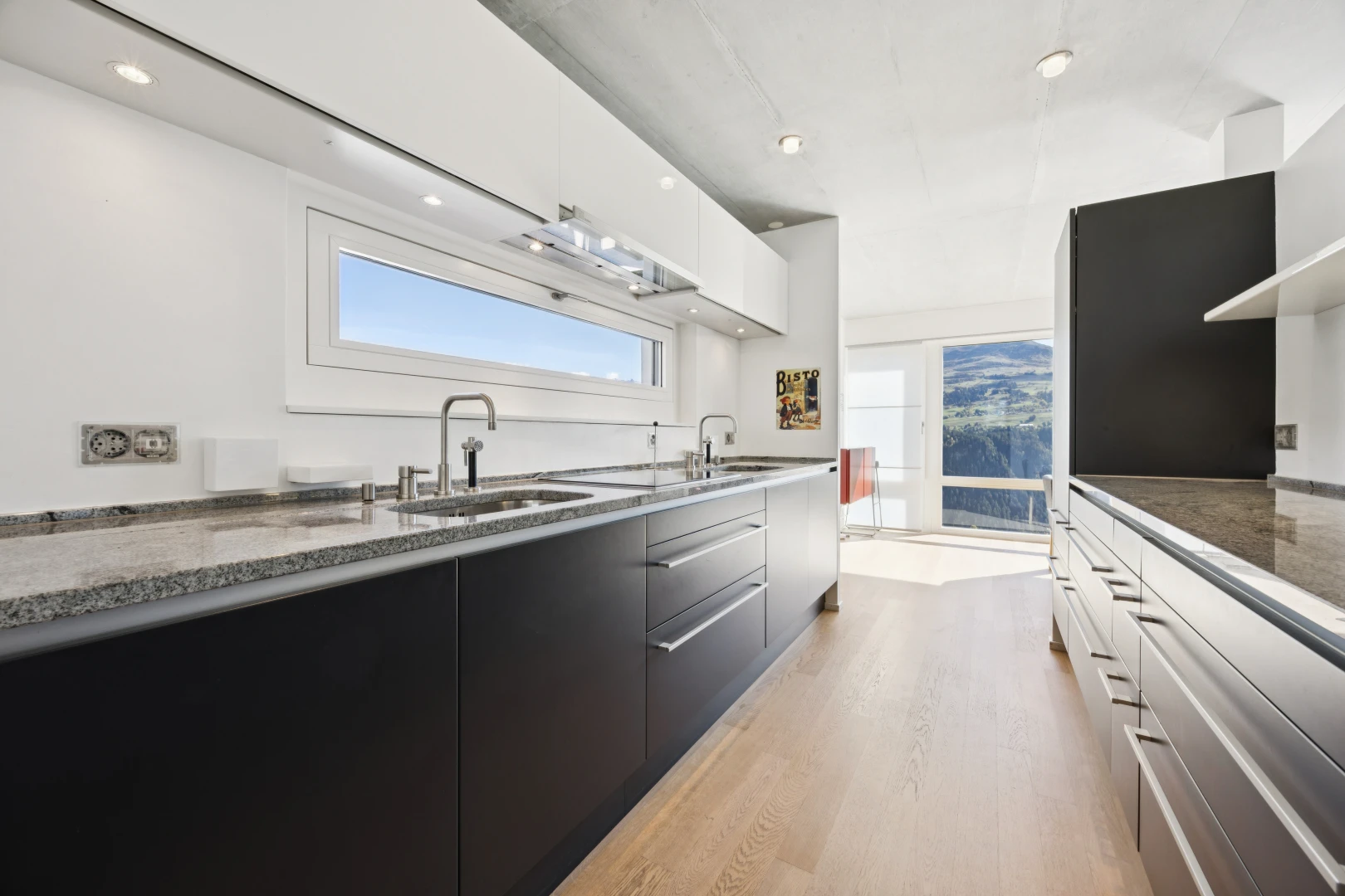 küche mit two tone kitchen, schränke mit flachen paneelen, flat panel cabinets, light floor, und einbauleuchten