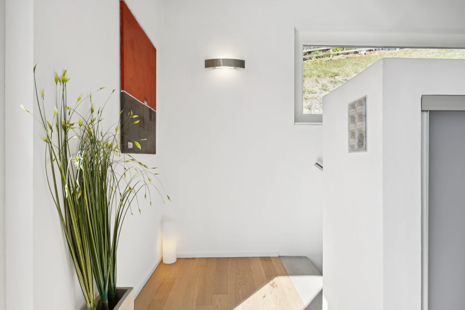 halle / korridor mit gipskartonwand, drywall, natürliches licht, inside property, und holzfußboden