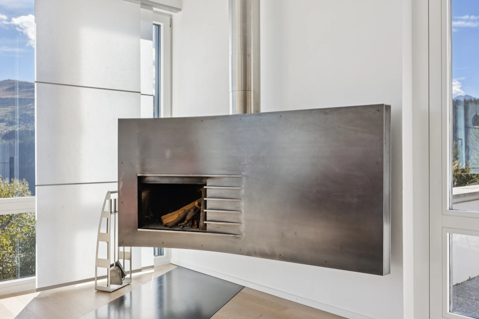 einzelheiten mit window, day time, heating / cooling, kamin, und misc room