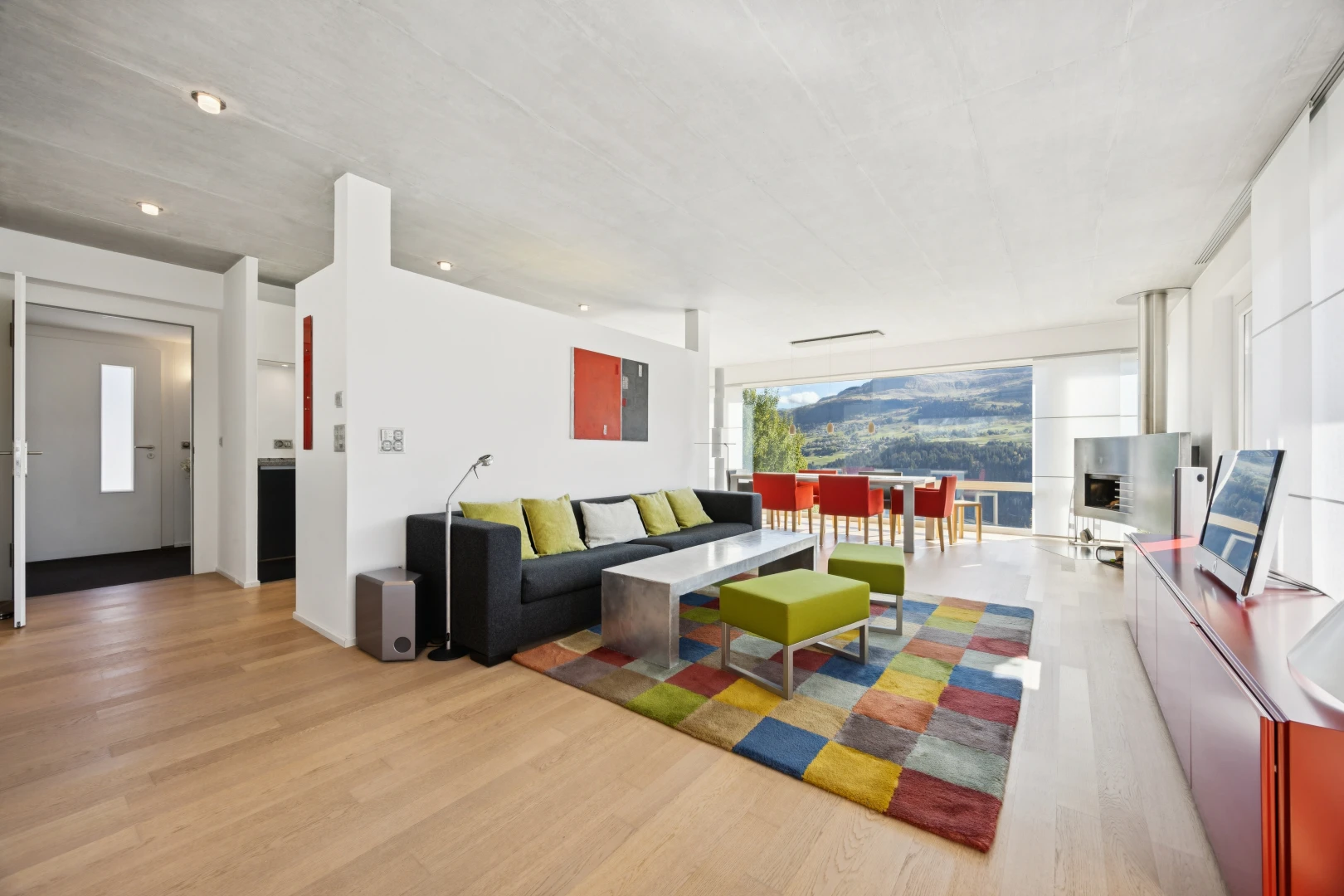 wohn- / esszimmer mit einbauleuchten, holzfußboden, wood finish floor, fernseher, und gipskartonwand