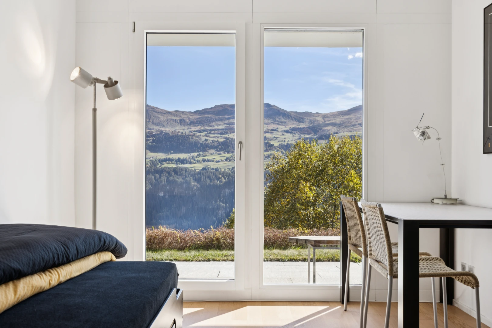 wohn- / esszimmer mit day time, blick auf die berge, mountain view, inside property, und gipskartonwand