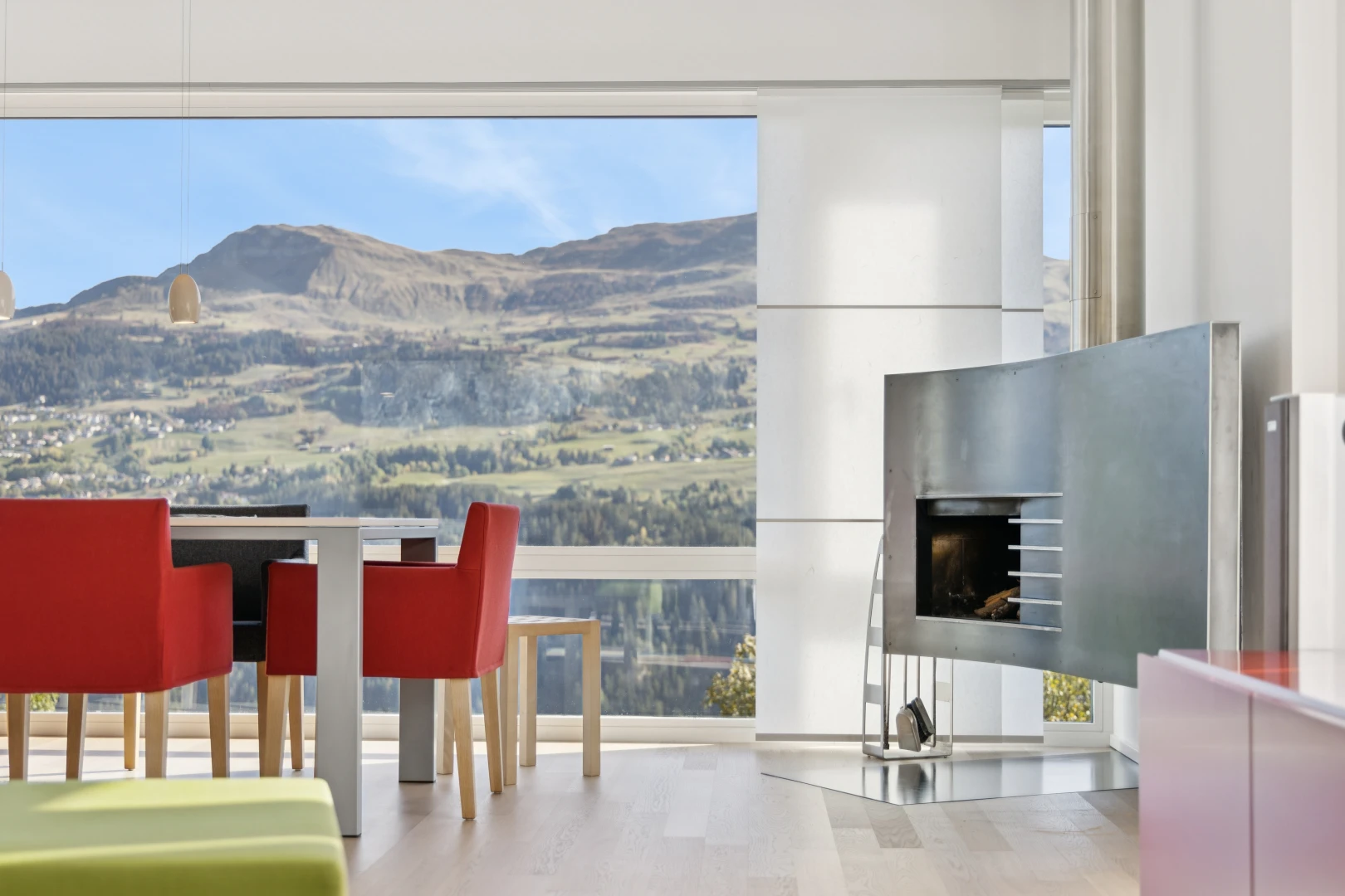 wohn- / esszimmer mit blick auf die berge, mountain view, inside community, day time, und view focus