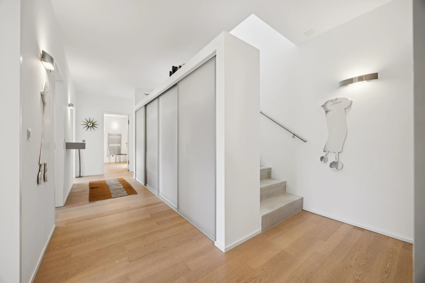 halle / korridor mit gipskartonwand, drywall, kleiderschrank, treppen, und inside property