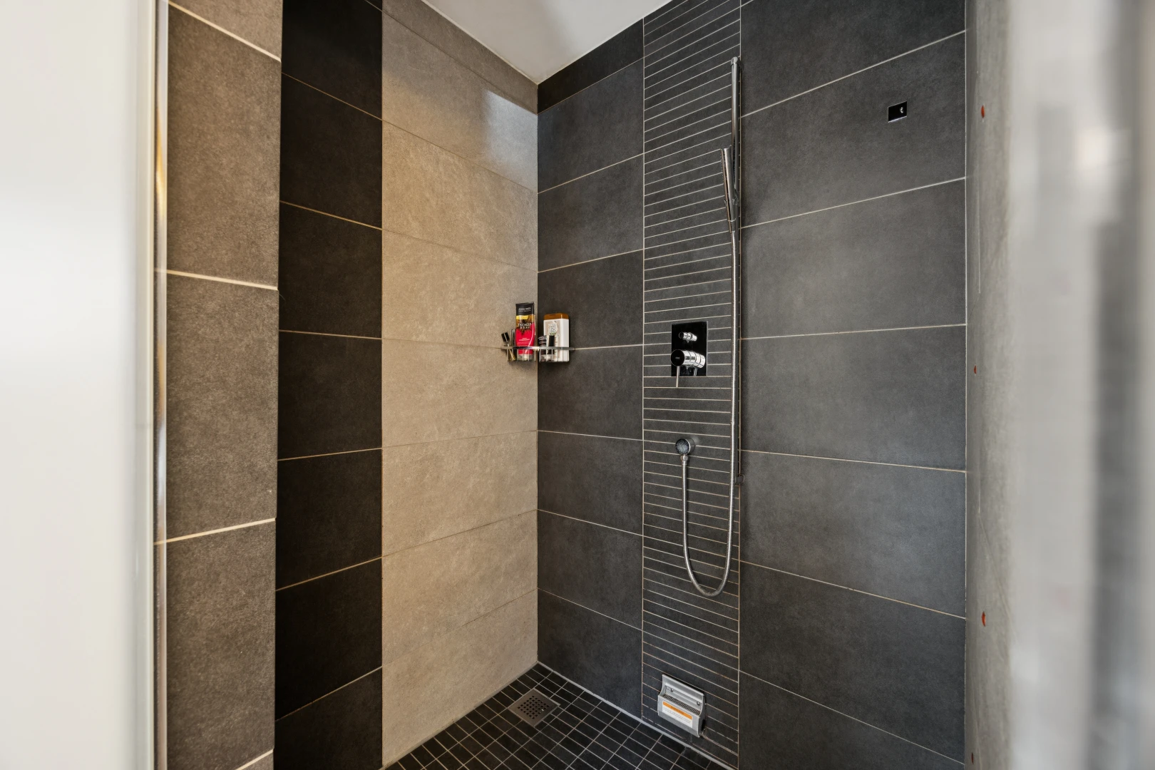 bad mit dusche, komplettes badezimmer, und inside property