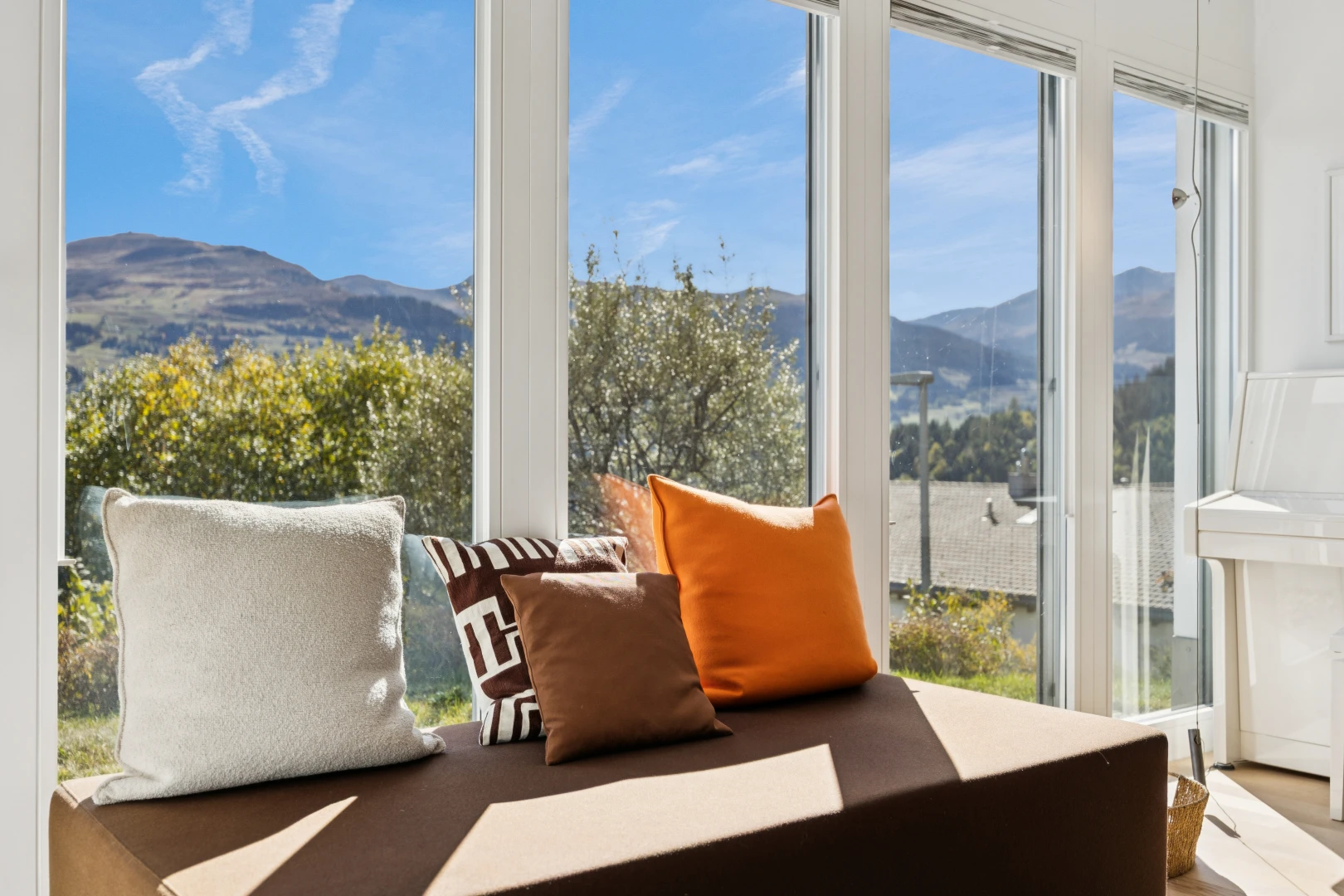 einzelheiten mit blick auf die berge, mountain view, window, view, und view focus