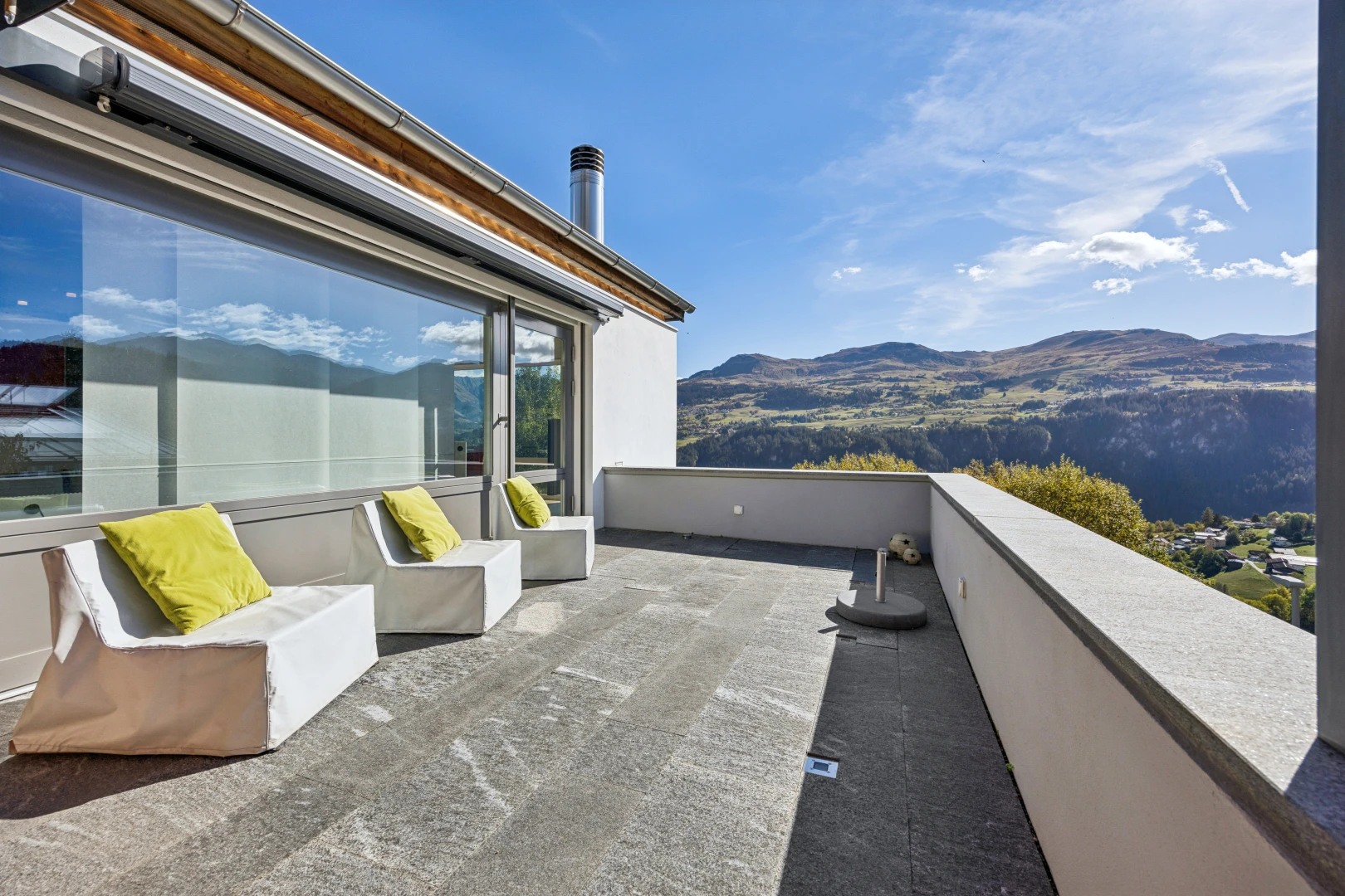 terrasse mit blick auf die berge, mountain view, day time, terrasse, und view focus