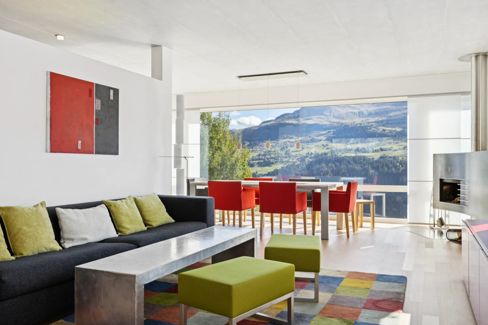 wohn- / esszimmer mit inside property, blick auf die berge, mountain view, view focus, und light floor