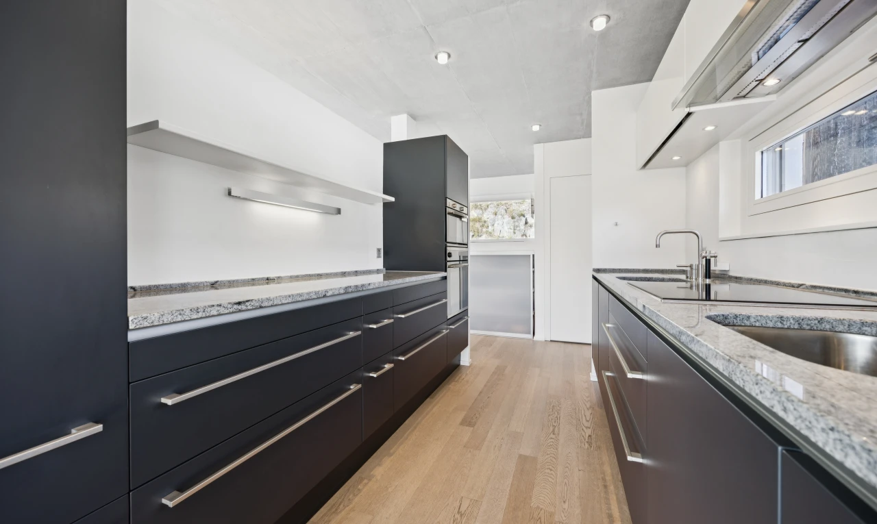 küche mit schränke mit flachen paneelen, flat panel cabinets, stein arbeitsplatten, stone countertops, und light countertops
