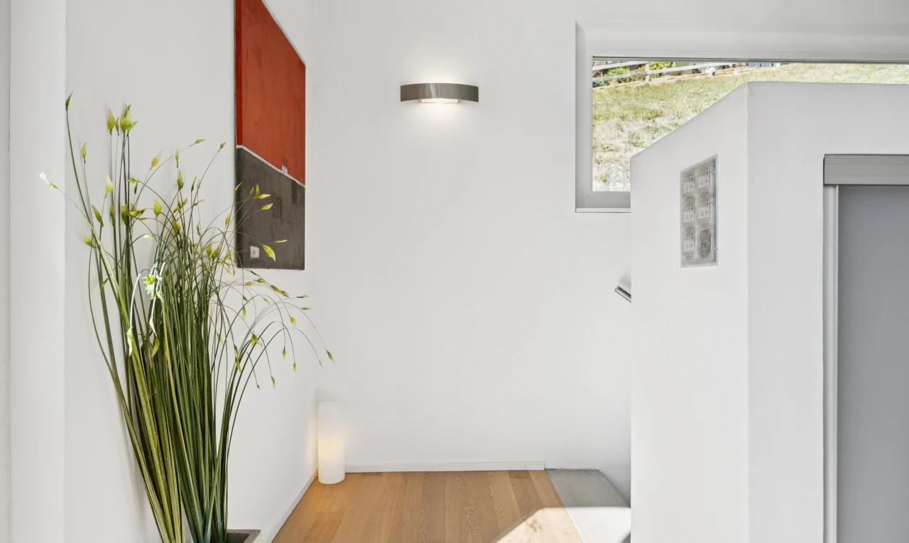 halle / korridor mit gipskartonwand, drywall, natürliches licht, inside property, und holzfußboden