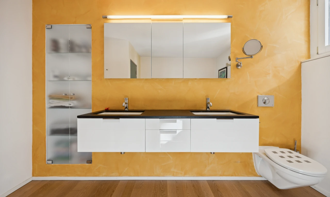 bad mit doppelwaschtisch, toilette, waschbecken, komplettes badezimmer, und inside property