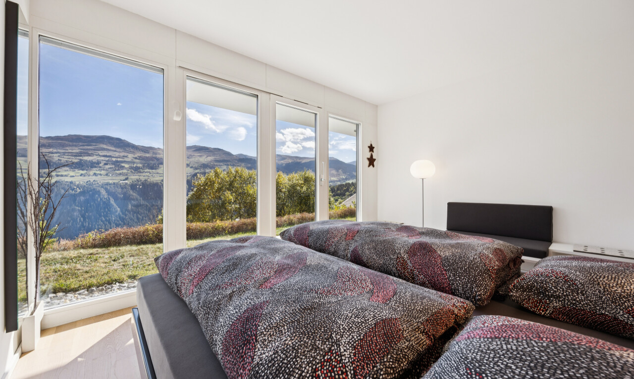 room featuring a mountain view
