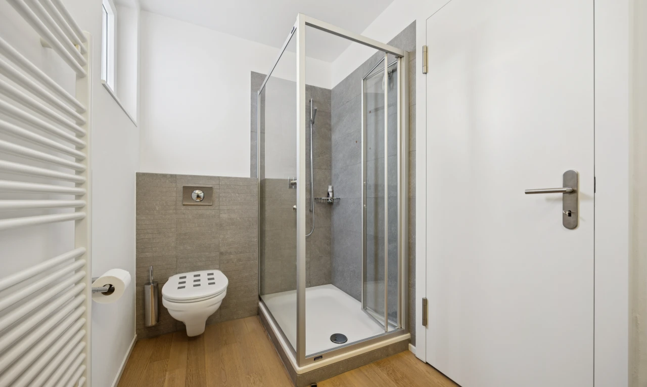 bad mit kühler, dusche, handtuchwärmer, komplettes badezimmer, und gipskartonwand