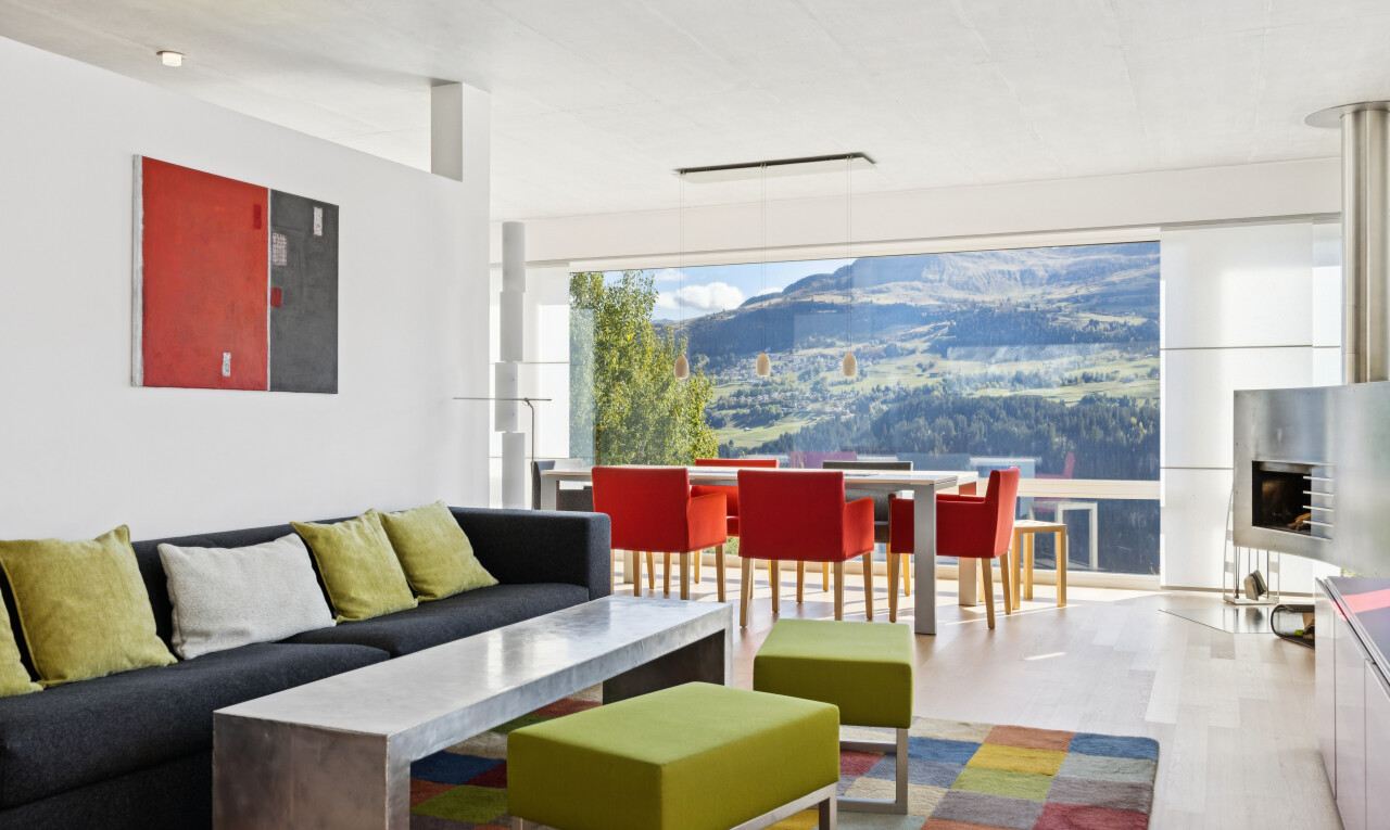 wohn- / esszimmer mit inside property, blick auf die berge, mountain view, view focus, und light floor