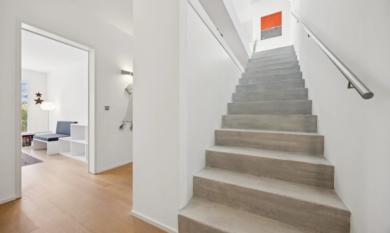 treppe mit treppen, gipskartonwand, drywall, inside property, und holzfußboden
