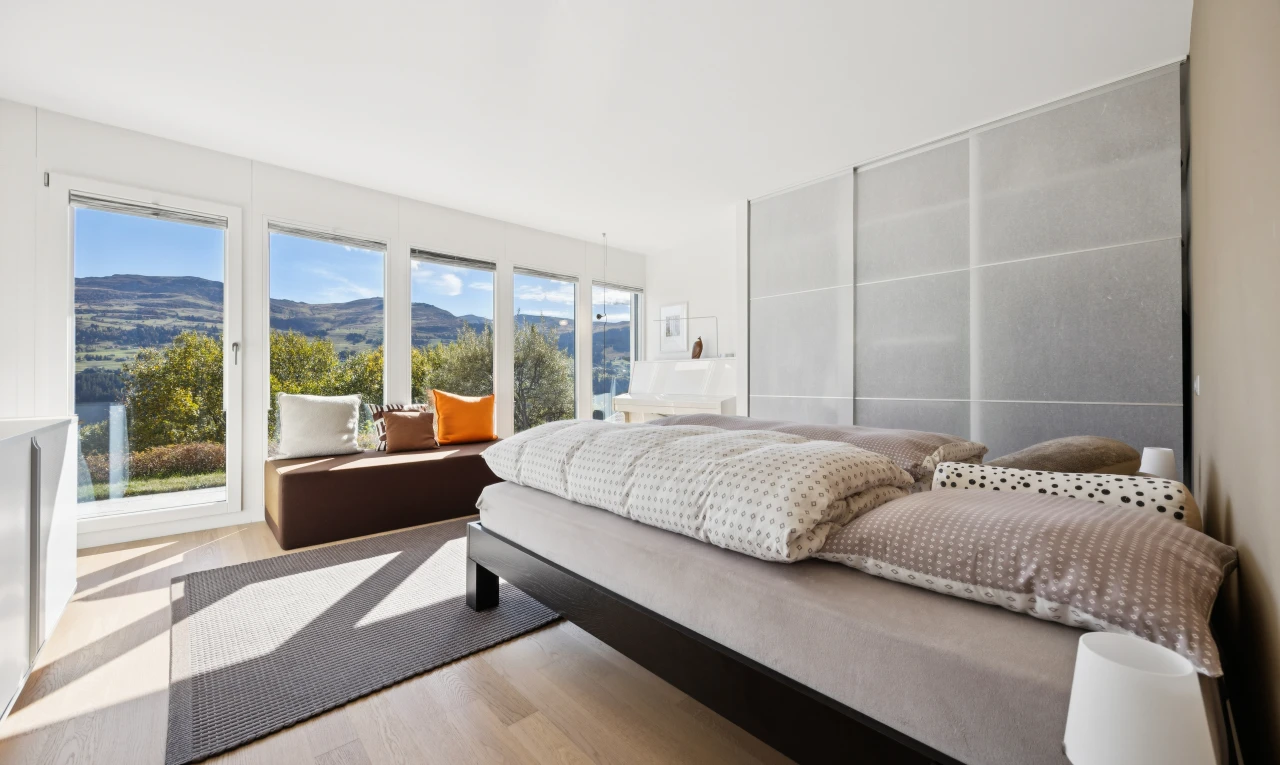 zimmer / schlafzimmer mit blick auf die berge, mountain view, day time, holzfußboden, und wood finish floor