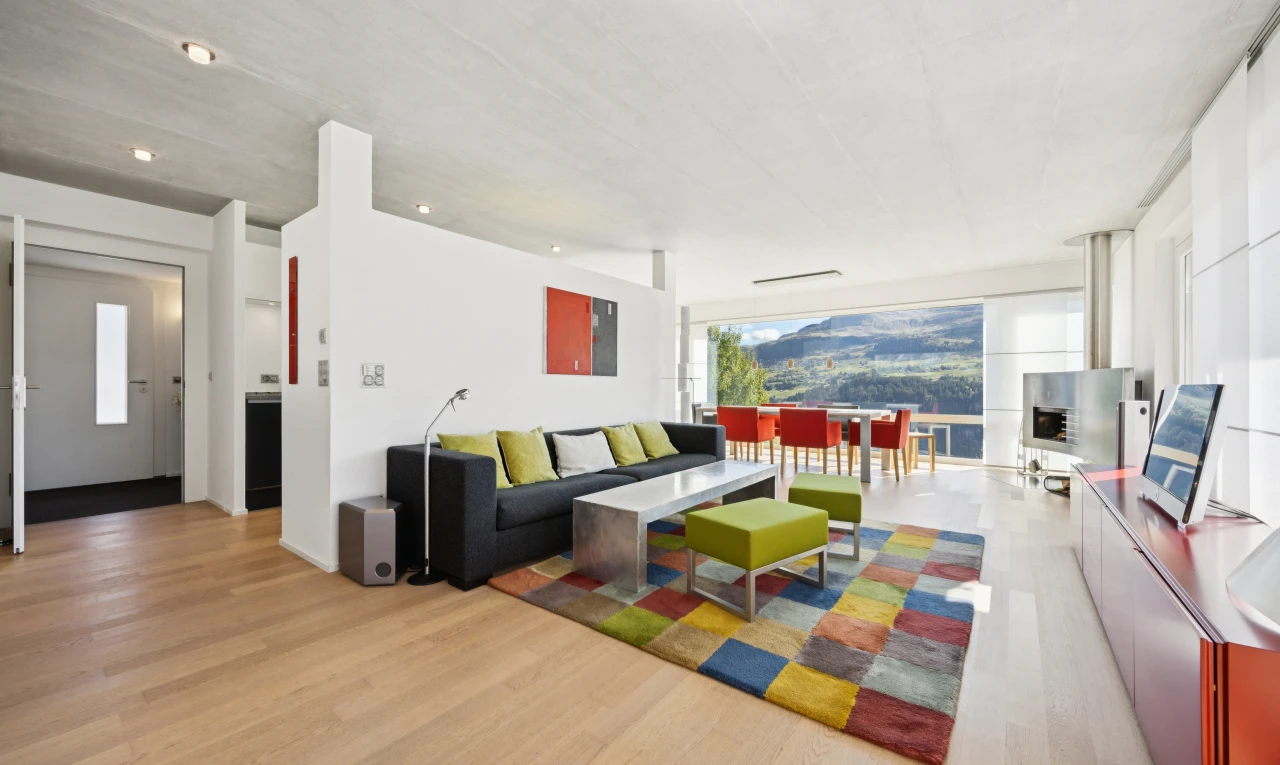 wohn- / esszimmer mit einbauleuchten, holzfußboden, wood finish floor, fernseher, und gipskartonwand