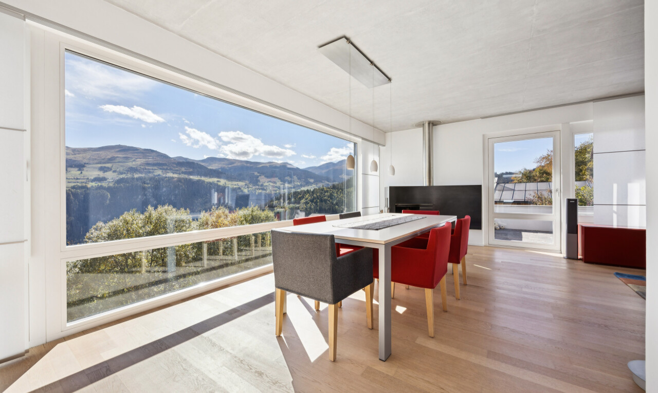 esszimmer mit blick auf die berge, mountain view, view focus, day time, und holzfußboden