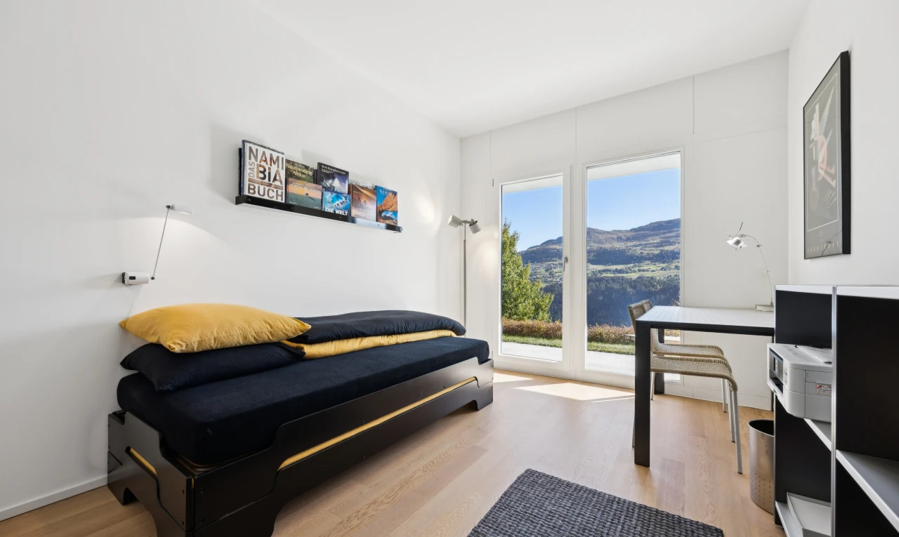 zimmer / schlafzimmer mit außenzugang, gipskartonwand, drywall, holzfußboden, und wood finish floor